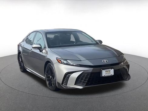 Used 2025 Toyota Camry SE image 3