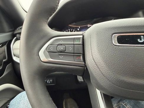 Used 2025 Jeep Compass Limited image 17