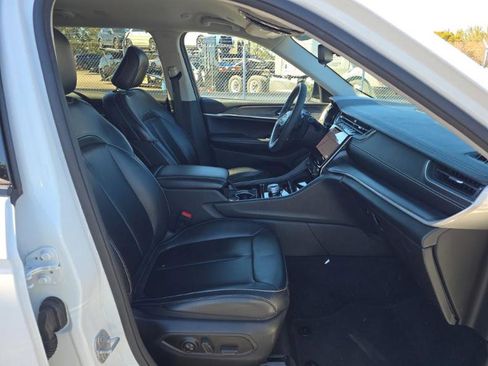 Used 2023 Jeep Grand Cherokee L Limited w/ Black Appearance Package image 9