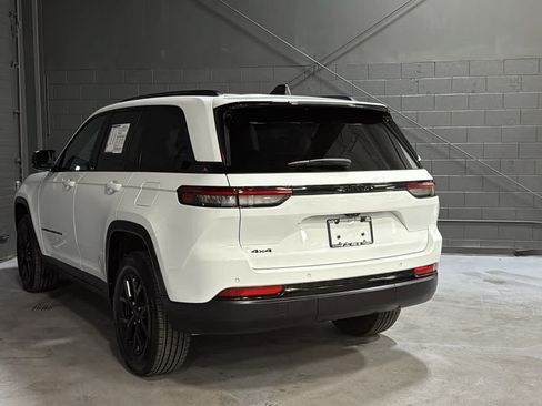 Used 2024 Jeep Grand Cherokee Altitude AWD/4WD image 6