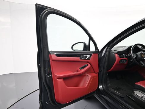Certified 2023 Porsche Macan AWD/4WD image 16