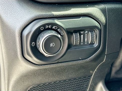 Used 2020 Jeep Wrangler Unlimited Sahara AWD/4WD image 10
