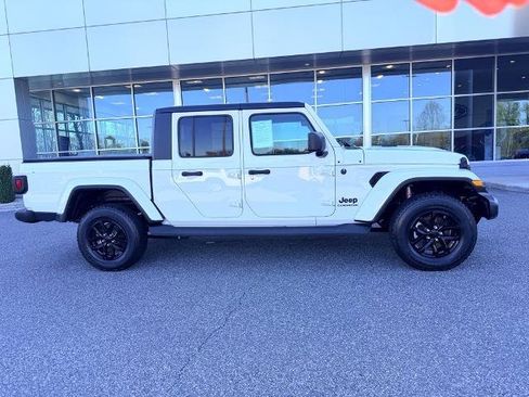 Used 2022 Jeep Gladiator Sport image 3