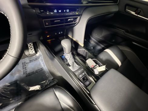 Used 2025 Toyota Camry SE FWD image 25