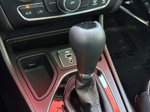 Used 2021 Jeep Cherokee Latitude Plus FWD image 27