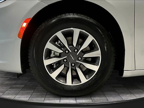 Used 2024 Chrysler Pacifica Select image 35