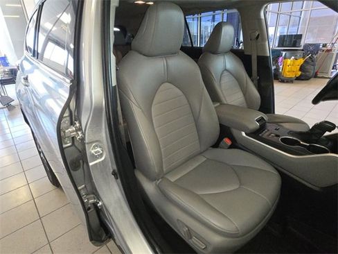 Used 2022 Toyota Highlander XLE image 25