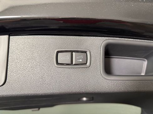 Certified 2025 Porsche Macan S image 18