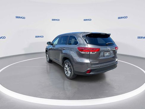 Used 2019 Toyota Highlander SE FWD image 6