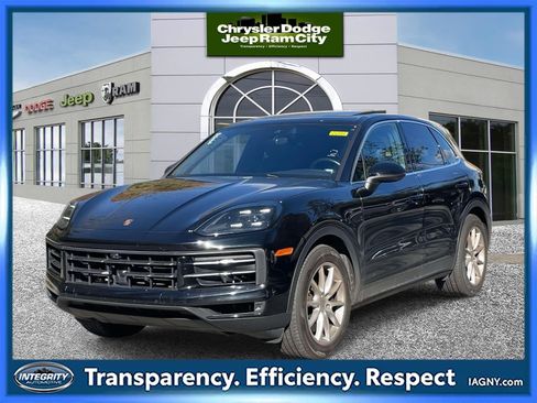 Used 2024 Porsche Cayenne Base image 1