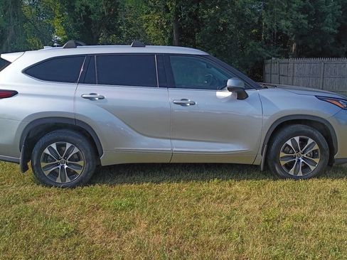 Used 2020 Toyota Highlander XLE AWD/4WD image 8