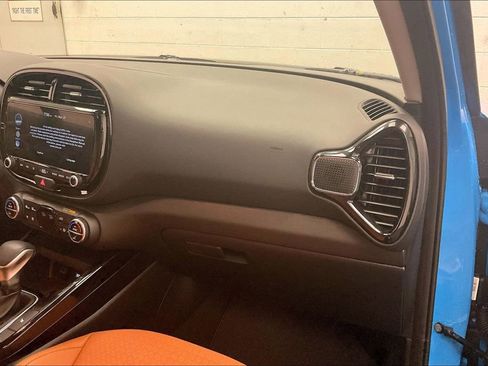 Used 2025 Kia Soul EX image 15