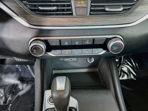 Used 2025 Nissan Altima 2.5 SV FWD image 16