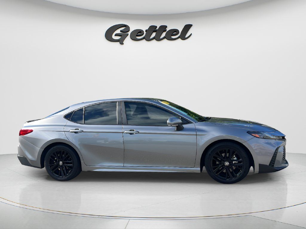 Used 2025 Toyota Camry SE FWD image 4