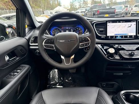 New 2026 Chrysler Pacifica Select image 18