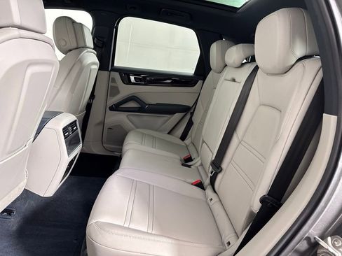Used 2023 Porsche Cayenne AWD/4WD image 19