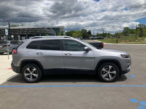 Used 2019 Jeep Cherokee Limited AWD/4WD image 4