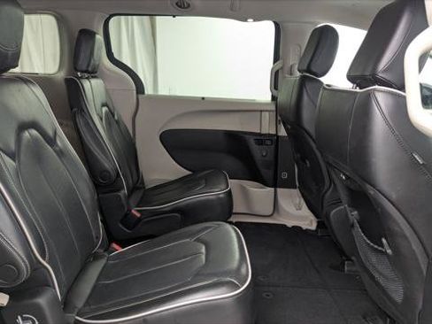 Used 2023 Chrysler Pacifica Limited FWD image 18