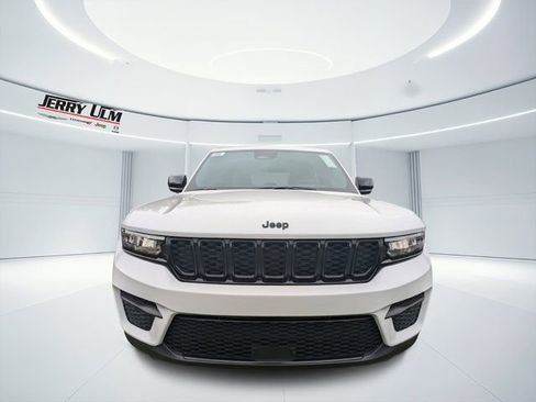 New 2025 Jeep Grand Cherokee Altitude image 7