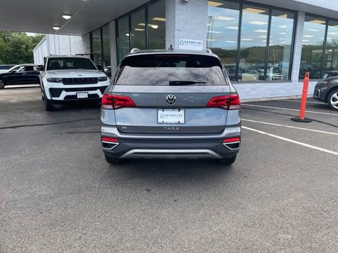Used 2023 Volkswagen Taos SE w/ Panoramic Sunroof Package FWD image 6