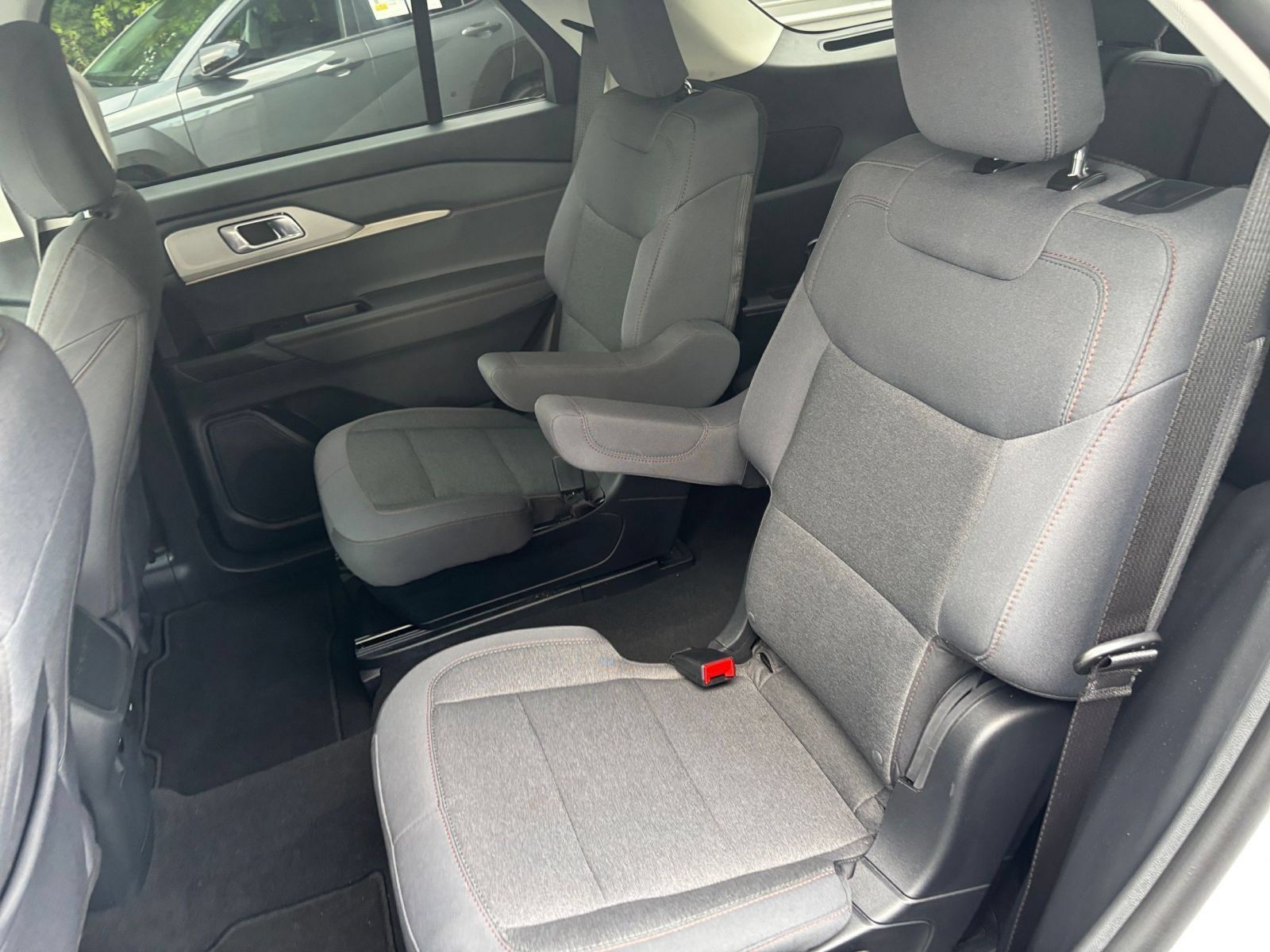 Used 2026 Ford Explorer Active AWD/4WD image 33