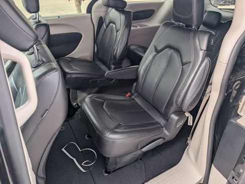 Used 2023 Chrysler Pacifica Touring-L FWD image 14