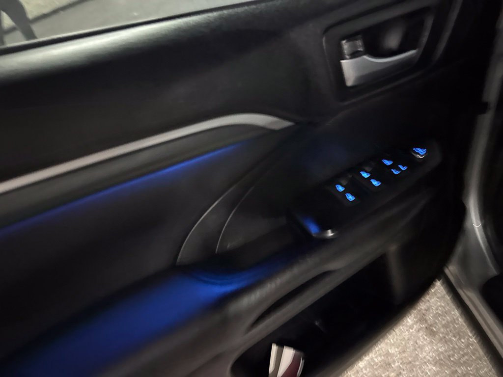 Used 2018 Toyota Highlander SE AWD/4WD image 11