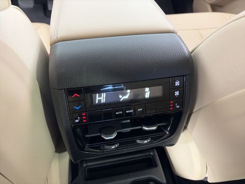 Used 2022 Jeep Grand Cherokee L Limited AWD/4WD image 8
