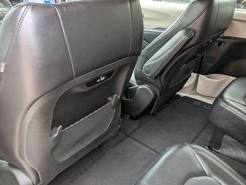 Certified 2023 Chrysler Pacifica Touring-L image 25