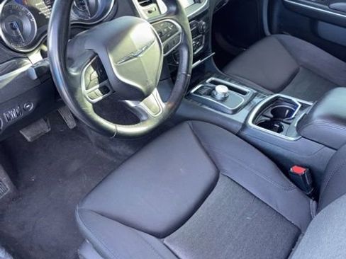 Used 2018 Chrysler 300 Touring w/ Driver Convenience Group image 5
