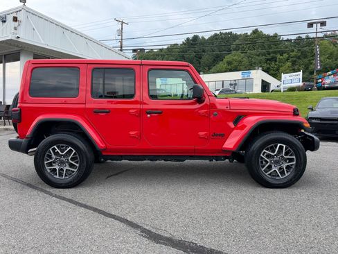 Used 2025 Jeep Wrangler Unlimited Sahara AWD/4WD image 7