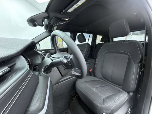 Used 2024 Jeep Grand Cherokee Laredo X w/ Trailer Tow Package image 10