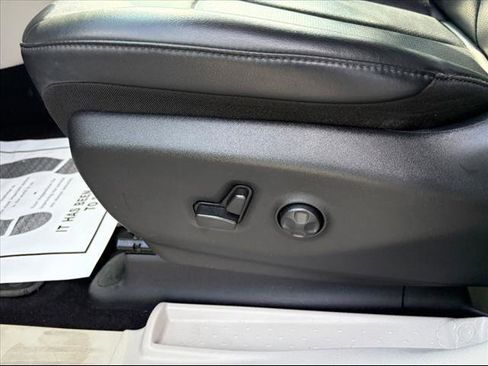 Used 2023 Chrysler Pacifica Touring-L image 28