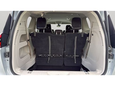 Used 2023 Chrysler Pacifica Touring-L FWD image 18