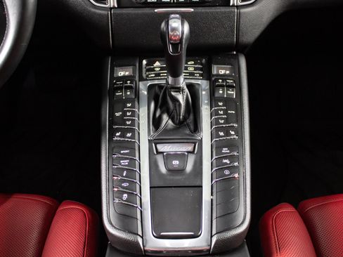 Used 2018 Porsche Macan Turbo AWD/4WD image 28