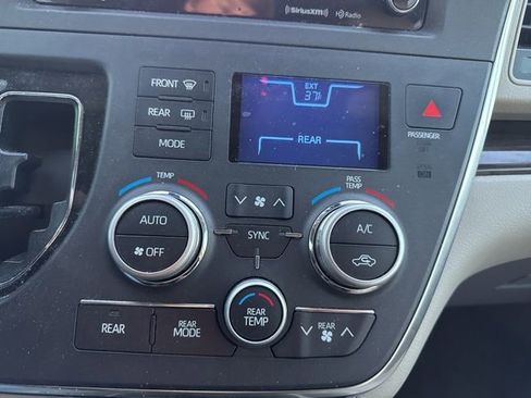 Used 2018 Toyota Sienna XLE w/ XLE Navigation Package FWD image 20