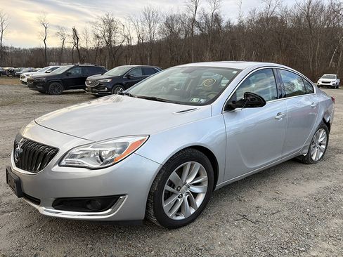Used 2017 Buick Regal image 2
