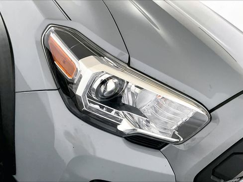 Used 2019 Toyota Tacoma TRD Off-Road AWD/4WD image 25