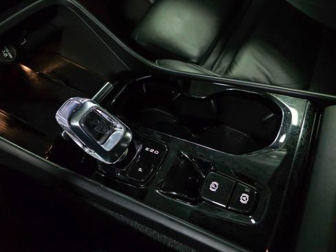 Used 2023 Volvo XC40 B5 Ultimate image 29