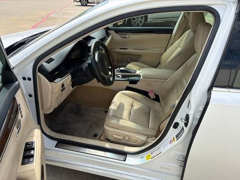 Used 2014 Lexus ES 350 w/ Luxury Package FWD image 2
