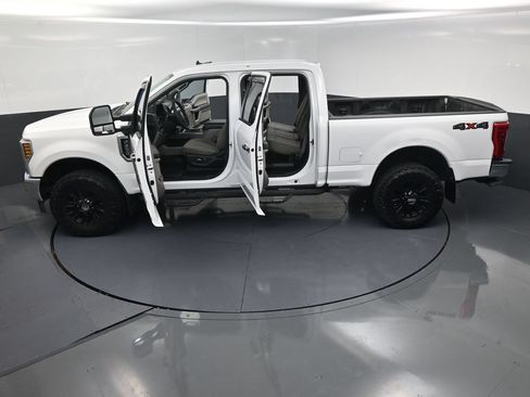 Used 2019 Ford F250 XLT w/ XLT Premium Package AWD/4WD image 25