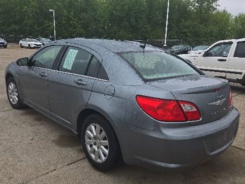 Used 2010 Chrysler Sebring Touring FWD image 3
