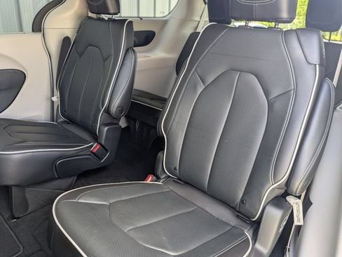 Used 2023 Chrysler Pacifica Limited FWD image 21