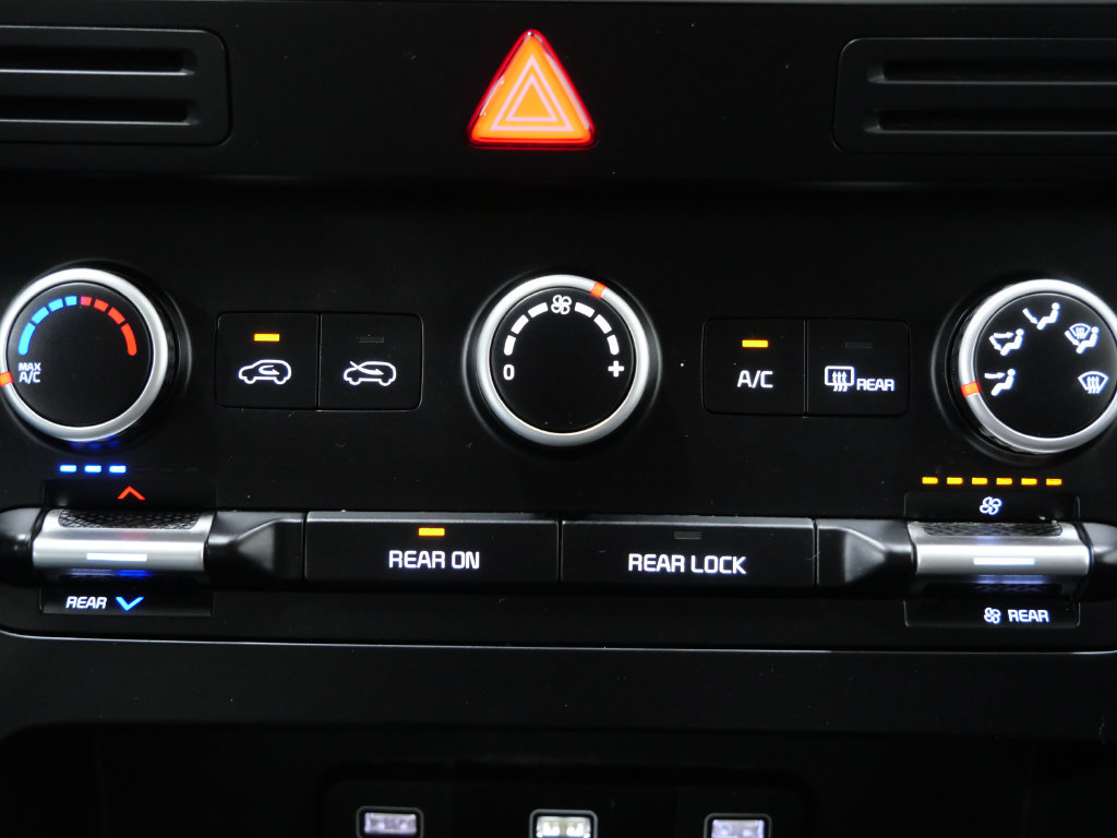 Used 2024 Kia Carnival LX FWD image 19
