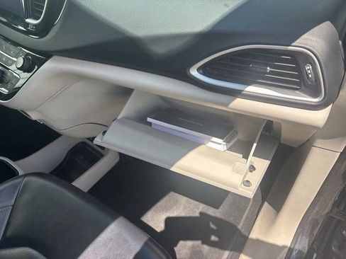 Used 2023 Chrysler Pacifica Touring-L FWD image 42