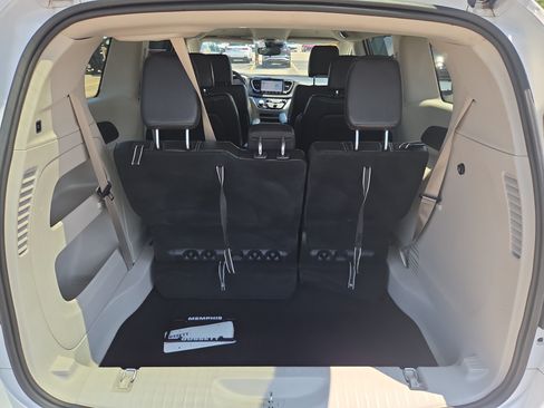 Used 2024 Chrysler Pacifica Touring-L FWD image 10
