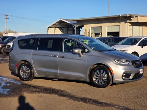 Used 2021 Chrysler Pacifica Touring-L image 3