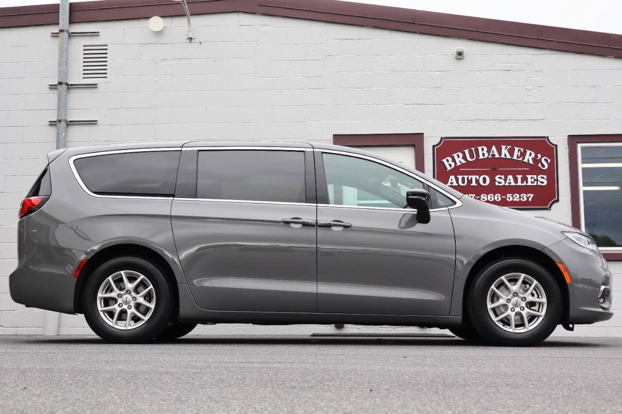 Used 2025 Chrysler Pacifica Select FWD image 1