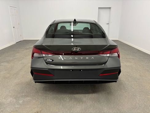 Used 2025 Hyundai Elantra SE image 11