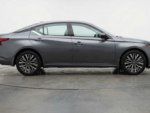Used 2025 Nissan Altima 2.5 SV FWD image 11